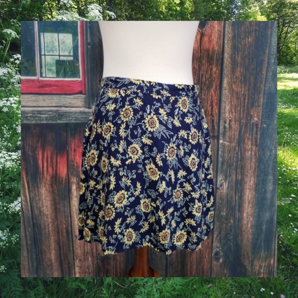 NWOT Kimchi Blue Daisy Mini Skirt